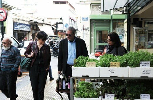 Ο Πολ Όστερ στην Αθήνα: Μια βόλτα μαζί του στο Δίπορτο και στην Ευριπίδου