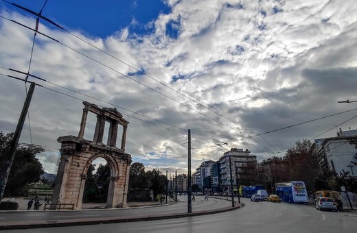 Ο καιρός σήμερα: Μεγάλο Σάββατο με νεφώσεις και βροχές 