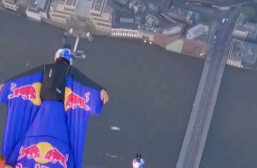 Η πτήση δύο αλεξιπτωτιστών πάνω από το Λονδίνο με wingsuit flying