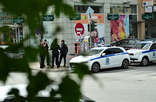 Γυναικοκτονία στο Μενίδι: «Η αστυνομία με κάλεσε στις 8:15» λέει ο ιατροδικαστής Καρακούκης