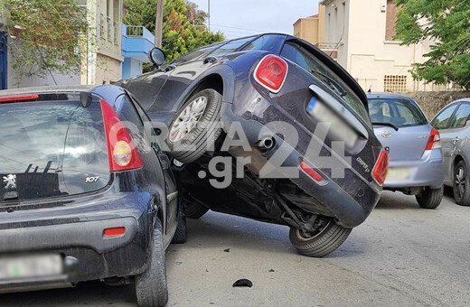 Κρήτη: Αυτοκίνητο «σκαρφάλωσε» σε σταθμευμένο ΙΧ