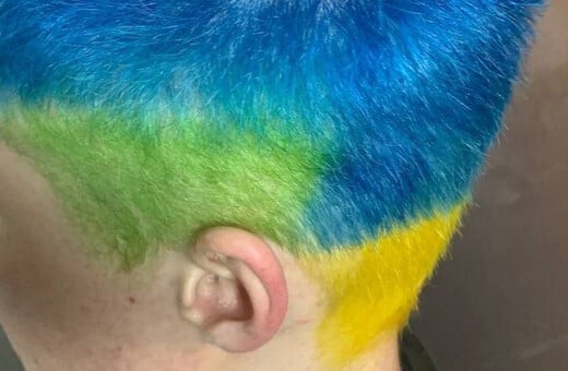 Πρόστιμο σε 25χρονο τρανς Ρώσο επειδή έβαψε τα μαλλιά του στα χρώματα της Ουκρανίας