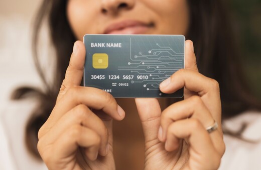 Η Gen Z χρωστάει στις πιστωτικές κάρτες: Οι δύο δημοφιλέστεροι τρόποι για 