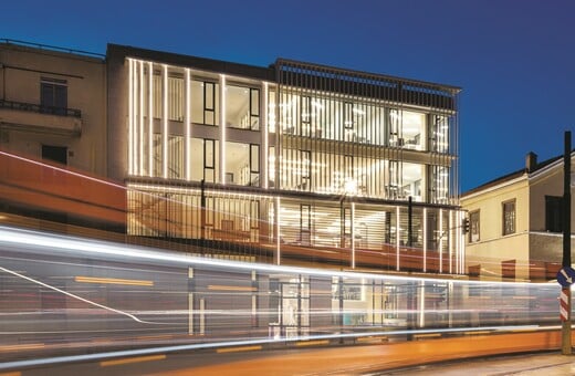 Η A&M ARCHITECTS επαναπροσδιορίζει τον αρχιτεκτονικό ορίζοντα της Αθήνας αναβιώνοντας ένα κτίριο γραφείων γύρω από το ιστορικό κέντρο