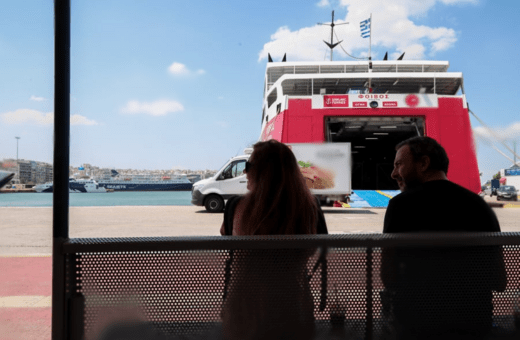 Aπαγορεύτηκε απόπλους πλοίου με 117 επιβάτες από το λιμάνι του Πειραιά
