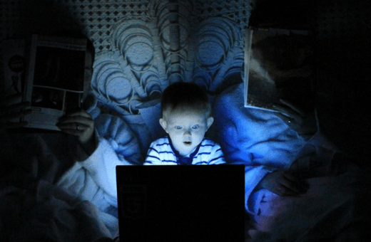 Η χρήση smartphone και οθόνης πριν τον ύπνο μπορεί να μην είναι επιβλαβής όπως νομίζαμε μέχρι σήμερα