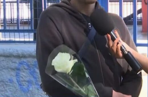 Πανελλήνιες 2024: Περίμενε την κοπέλα του έξω από το σχολείο με ένα τριαντάφυλλο