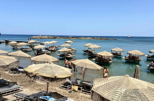 Ρόδος: Άμεση σφράγιση του beach bar με τις ξαπλώστρες στη θάλασσα