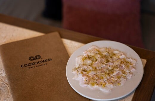 Στην Cookoovaya του Περικλή Κοσκινά για carpaccio ψαριού με γύρη μάραθου