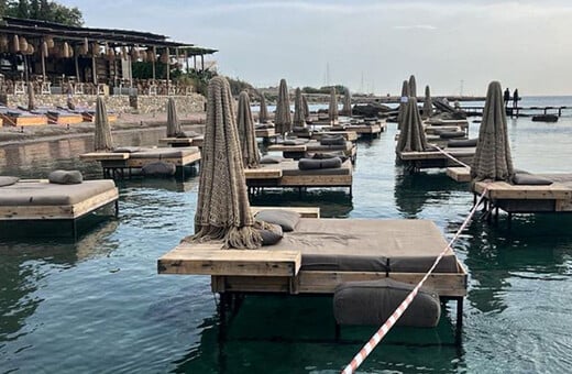 Ρόδος: Σφραγίστηκε το beach bar με τις ξαπλώστρες στη θάλασσα
