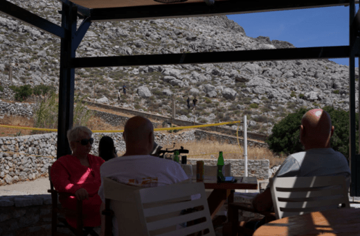 Μάικλ Μόσλι: Στο νοσοκομείο της Ρόδου για την διενέργεια νεκροψίας-νεκροτομής θα μεταφερθεί η σορός του Βρετανού παρουσιαστή 