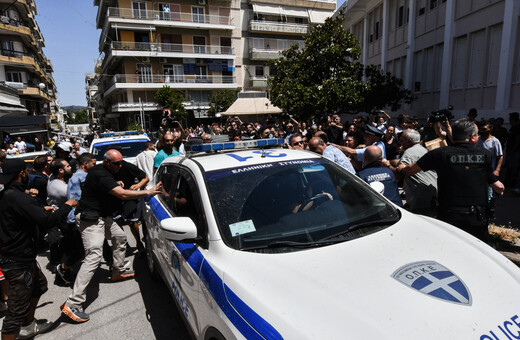 Ηλεία: Εξαγριωμένο πλήθος δεν άφησε τον 37χρονο δολοφόνο να απολογηθεί στον εισαγγελέα