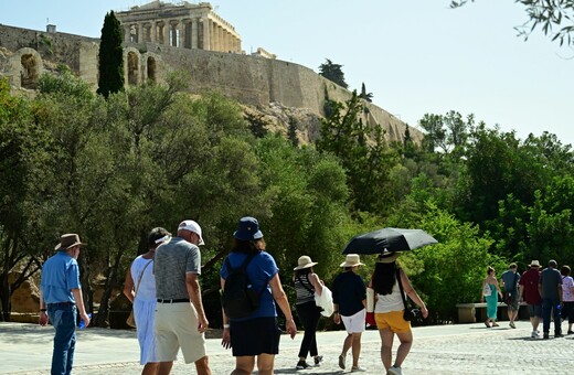 Καύσωνας: Καμίνι η χώρα, όλα τα μέτρα για σχολεία και εργαζόμενους
