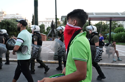 Ένας χρόνος από το πολύνεκρο ναυάγιο στην Πύλο- Εικόνες από την πορεία στο κέντρο της Αθήνας