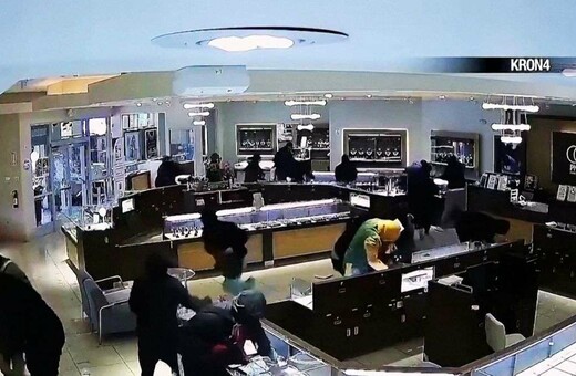Συμμορία λεηλατεί με βαριοπούλες κοσμηματοπωλείο μέρα μεσημέρι στην Καλιφόρνια