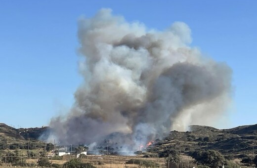 Φωτιά τώρα στην Μήλο - Μήνυμα του 112 για απομάκρυνση από το Τσιγκράδο