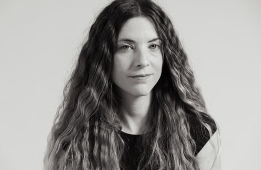 H Αντιγόνη Σταυροπούλου διαβάζει το ποίημα «στη Μάγδα Φύσσα» του Χρήστου Διαμαντή