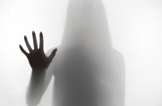 Ο δημοσιογράφος της ΕΡΤ προκάλεσε κατάγματα στο πρόσωπο της συντρόφου του