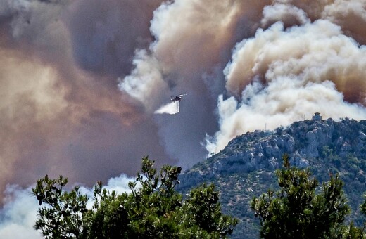 Φωτιά στην Πάρνηθα: Πληροφορίες για έκρηξη σε πυλώνα του ΔΕΔΔΗΕ