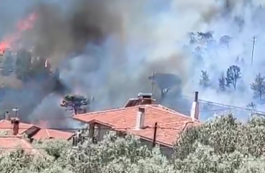 Φωτιά τώρα κοντά σε σπίτια στην Πλάκα Κερατέας – Μήνυμα του 112 