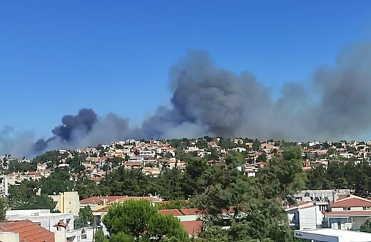 Φωτιά στη Σταμάτα: Μήνυμα 112 για τους καπνούς