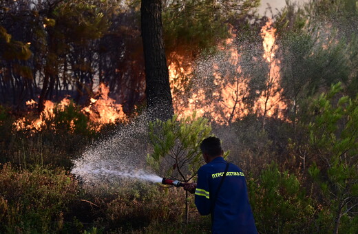 Φωτιά στη Σταμάτα: Σε ισχύ ακόμα οι εκτροπές κυκλοφορίας