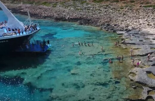 Κρήτη: Στον Μπάλο αναγκάζουν τους τουρίστες να μπουν μέχρι τον λαιμό στο νερό για να φτάσουν στο πλοίο