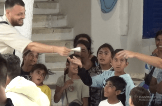 Μύκονος: Ζευγάρι τουριστών μοίρασε χαρτονομίσματα των 100 ευρώ σε παιδιά