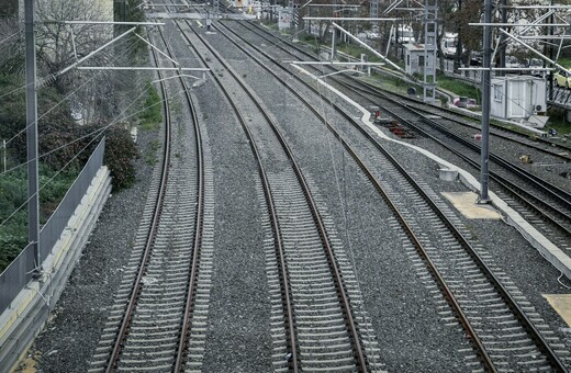 Φορτηγό συγκρούστηκε με τρένο στην Αυλίδα - Προσπάθειες απεγκλωβισμού 130 επιβατών