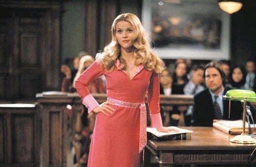Από το «Legally Blonde» στη Ματίνα Παγώνη: Η αστυνόμευση του γυναικείου ντυσίματος είναι πάντα επίκαιρη