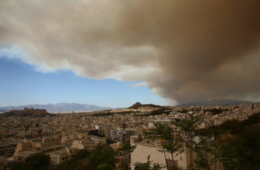 Ο καπνός από τη φωτιά στον Βαρνάβα καλύπτει την Αττική