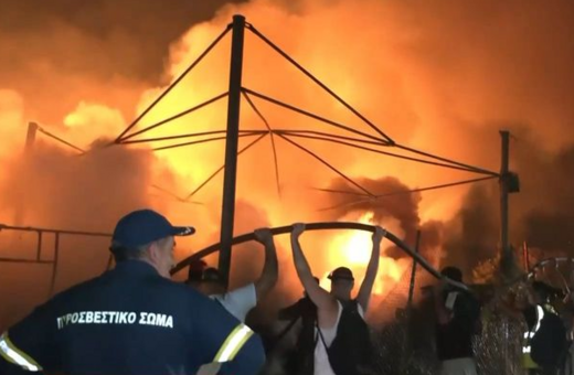 Φωτιά στην Αττική: Στις φλόγες εργοστάσιο ξυλείας στον Γέρακα