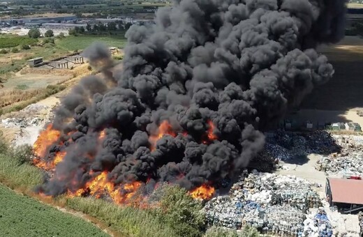 Υπό μερικό έλεγχο η φωτιά σε χώρο αποθήκευσης ανακυκλώσιμων στη Λάρισα