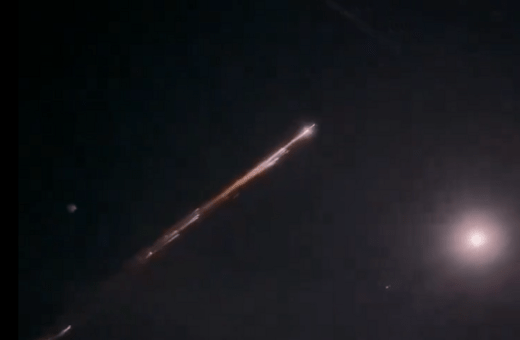 Η στιγμή που δορυφόρος της Starlink πέφτει στη Γη και μοιάζει με μετεωρίτη