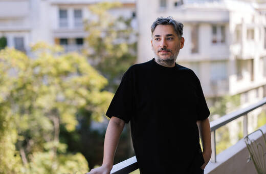 Ο Γεράσιμος Ευαγγελάτος κοιτάζει τη γενιά του τρυφερά και πολύ σκληρά
