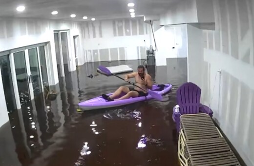 Φλόριντα - Χέλεν: Viral το βίντεο άντρα που κωπηλατεί μέσα στο πλημμυρισμένο σπίτι του 