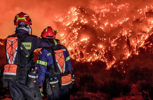 Φωτιά στο Ξυλόκαστρο: Κλειστά θα παραμείνουν και αύριο όλα τα σχολεία - Έφτασαν στην Αθήνα οι καπνοί
