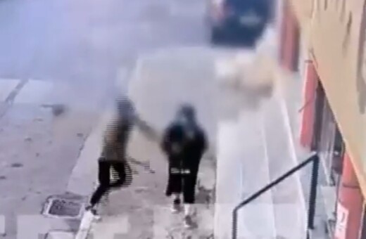 Θεσσαλονίκη: Κάμερα κατέγραψε 25χρονο να επιτίθεται σε ανήλικη για τη ληστέψει