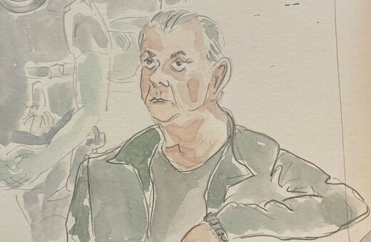 Ο βιαστής Ντομινίκ Πελικό προσπαθεί να κρύψει το πρόσωπό του καθ' οδόν προς το δικαστήριο