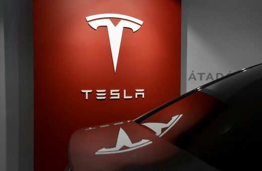 Η Tesla ανακαλεί 27.000 αυτοκίνητα λόγω προβλήματος στην κάμερα οπισθοπορείας