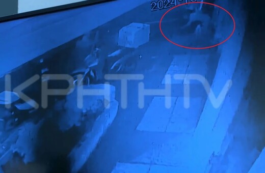 Τροχαίο στο Ηράκλειο: Η στιγμή που μεθυσμένος οδηγός παρασύρει δύο πεζούς και πέφτει σε τζαμαρία