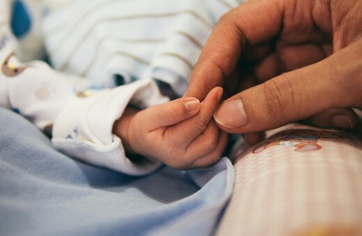 Ινδία: Δικαστήριο δικαίωσε ζευγάρι που θέλει να αποκτήσει εγγόνι με το σπέρμα του νεκρού γιο του