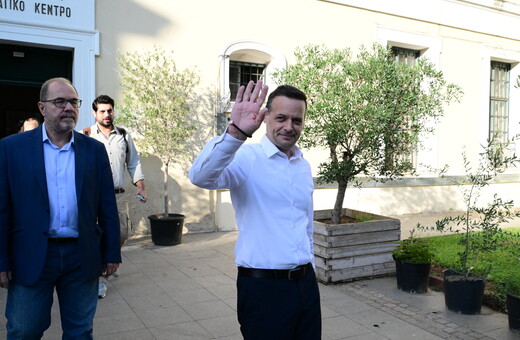 ΠΑΣΟΚ - Ψήφισε ο Χάρης Δούκας: Σήμερα έχουμε ευκαιρία να αλλάξουμε πορεία