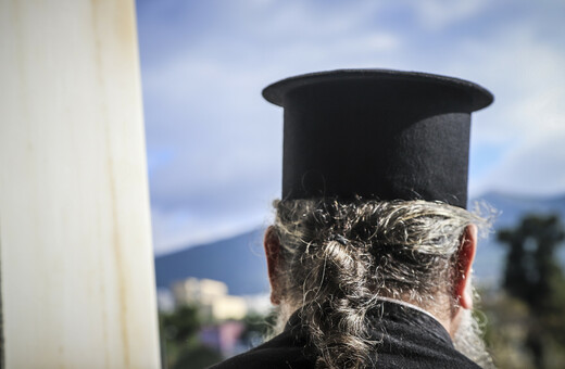 Ιερέας «λέει» τα χαρτιά σε πιστούς μέσα στην εκκλησία