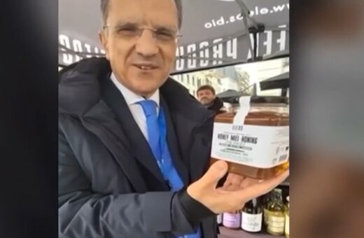 Ο Γιώργος Αυτιάς στη λαϊκή των Βρυξελλών: «54,64€ τα μπαρμπούνια»
