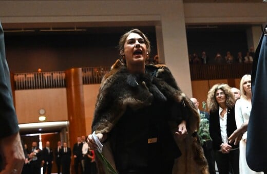 Γιατί φώναξε η γερουσιαστής στον Βασιλιά Κάρολο; - Τι έκαναν οι Βρετανοί στους Αβορίγινες;