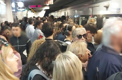 Μετρό «Σύνταγμα»: Ο συνωστισμός οφείλεται σε βλάβες σε δύο συρμούς, λέει η ΣΤΑΣΥ