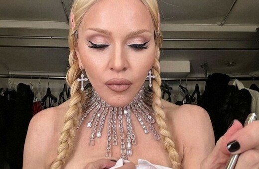 Μαντόνα: Ποζάρει topless και τρώει σούπα