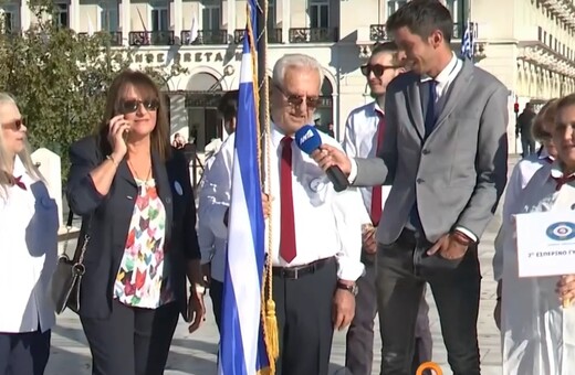 Σημαιοφόρος ετών 80 κατέρριψε πανελλήνιο ρεκόρ: «Οι ανάγκες τότε δεν μου επέτρεψαν να πάω σχολείο»
