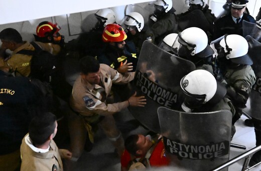 ΕΛ.ΑΣ. για επεισόδια με εποχικούς πυροσβέστες: Τραυματίστηκε αστυνομικός - Άνοιξε η Κηφισίας